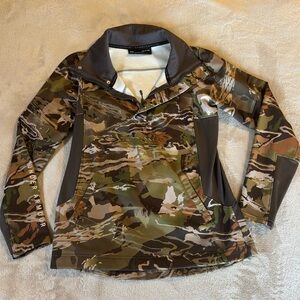 Camo Under Amour pull over Women’s